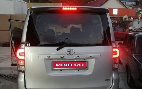 Toyota Voxy II, 2012 год, 1 300 000 рублей, 2 фотография