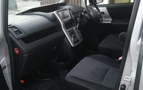 Toyota Voxy II, 2012 год, 1 300 000 рублей, 10 фотография