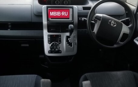 Toyota Voxy II, 2012 год, 1 300 000 рублей, 9 фотография