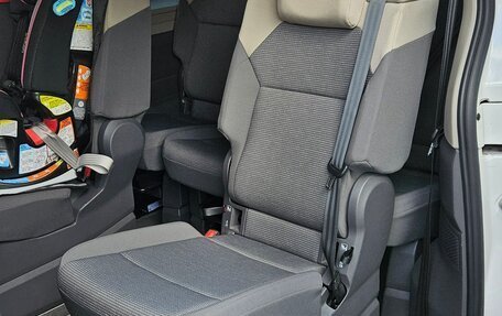 Volkswagen Multivan, 2022 год, 5 900 000 рублей, 6 фотография