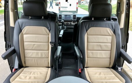 Volkswagen Multivan T6 рестайлинг, 2018 год, 4 499 000 рублей, 17 фотография