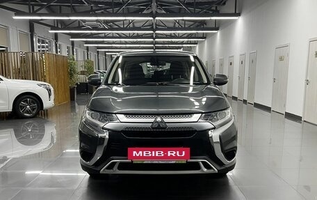 Mitsubishi Outlander III рестайлинг 3, 2019 год, 1 995 000 рублей, 3 фотография
