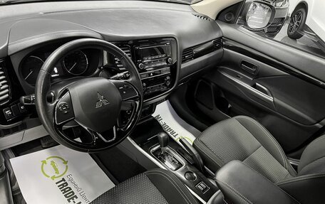 Mitsubishi Outlander III рестайлинг 3, 2019 год, 1 995 000 рублей, 9 фотография