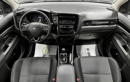 Mitsubishi Outlander III рестайлинг 3, 2019 год, 1 995 000 рублей, 11 фотография