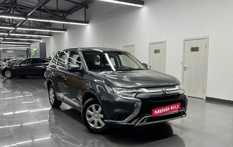 Mitsubishi Outlander III рестайлинг 3, 2019 год, 1 995 000 рублей, 5 фотография