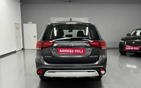 Mitsubishi Outlander III рестайлинг 3, 2019 год, 1 995 000 рублей, 4 фотография