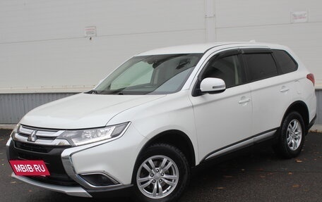 Mitsubishi Outlander III рестайлинг 3, 2018 год, 1 715 000 рублей, 2 фотография