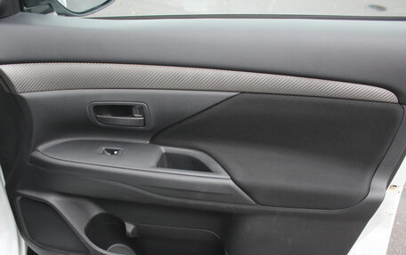 Mitsubishi Outlander III рестайлинг 3, 2018 год, 1 715 000 рублей, 12 фотография