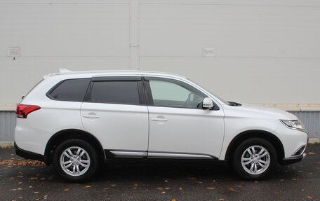 Mitsubishi Outlander III рестайлинг 3, 2018 год, 1 715 000 рублей, 7 фотография