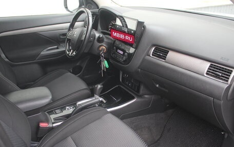 Mitsubishi Outlander III рестайлинг 3, 2018 год, 1 715 000 рублей, 9 фотография