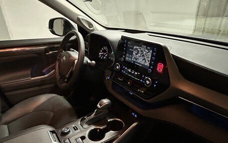 Toyota Highlander, 2021 год, 6 300 000 рублей, 10 фотография