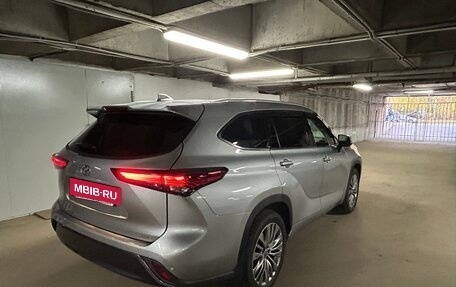 Toyota Highlander, 2021 год, 6 300 000 рублей, 28 фотография