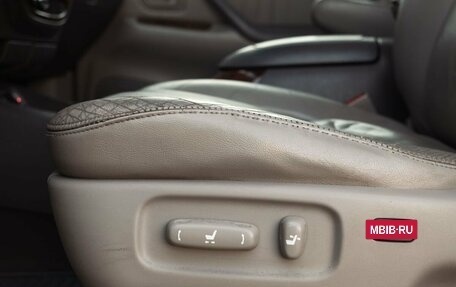 Toyota Sequoia II рестайлинг, 2004 год, 2 030 000 рублей, 18 фотография