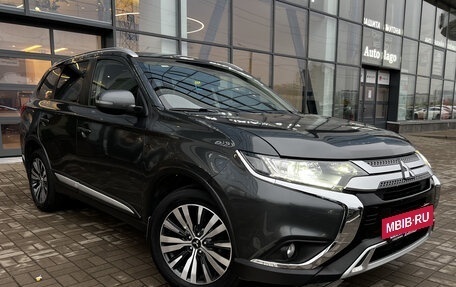 Mitsubishi Outlander III рестайлинг 3, 2020 год, 2 250 000 рублей, 3 фотография