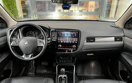 Mitsubishi Outlander III рестайлинг 3, 2020 год, 2 250 000 рублей, 17 фотография