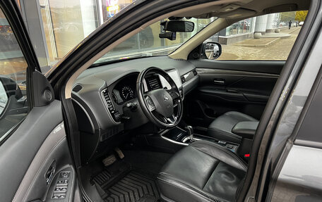 Mitsubishi Outlander III рестайлинг 3, 2020 год, 2 250 000 рублей, 14 фотография