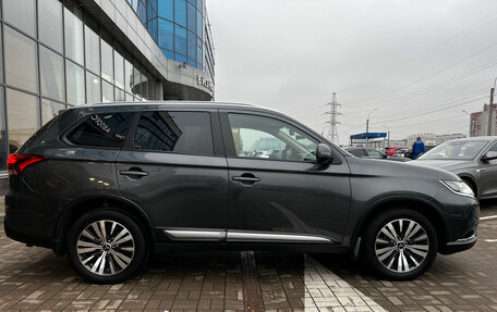 Mitsubishi Outlander III рестайлинг 3, 2020 год, 2 250 000 рублей, 9 фотография