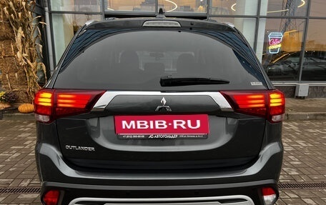 Mitsubishi Outlander III рестайлинг 3, 2020 год, 2 250 000 рублей, 11 фотография