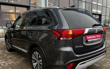 Mitsubishi Outlander III рестайлинг 3, 2020 год, 2 250 000 рублей, 10 фотография