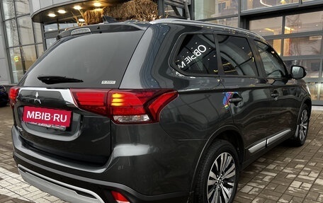 Mitsubishi Outlander III рестайлинг 3, 2020 год, 2 250 000 рублей, 12 фотография