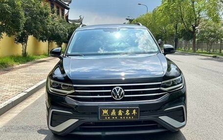 Volkswagen Tiguan II, 2021 год, 2 100 000 рублей, 2 фотография