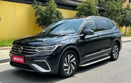 Volkswagen Tiguan II, 2021 год, 2 100 000 рублей, 1 фотография