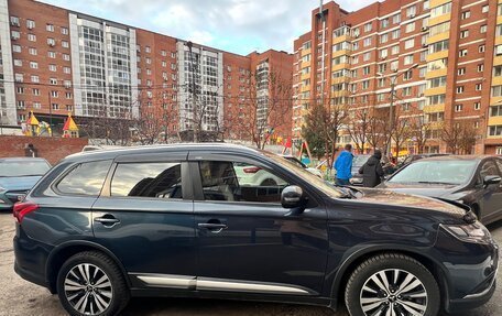 Mitsubishi Outlander III рестайлинг 3, 2019 год, 2 800 000 рублей, 1 фотография