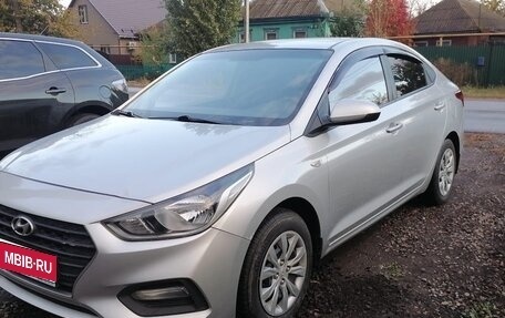 Hyundai Solaris II рестайлинг, 2017 год, 850 000 рублей, 1 фотография