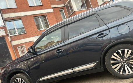 Mitsubishi Outlander III рестайлинг 3, 2019 год, 2 800 000 рублей, 3 фотография