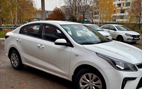 KIA Rio IV, 2018 год, 1 010 000 рублей, 2 фотография