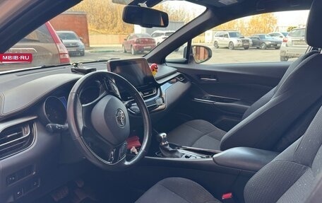 Toyota C-HR I рестайлинг, 2019 год, 2 800 000 рублей, 3 фотография