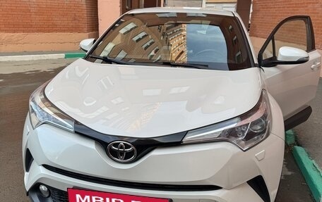 Toyota C-HR I рестайлинг, 2019 год, 2 800 000 рублей, 4 фотография