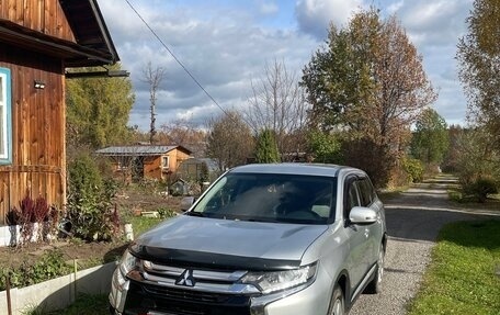 Mitsubishi Outlander III рестайлинг 3, 2015 год, 1 890 000 рублей, 2 фотография