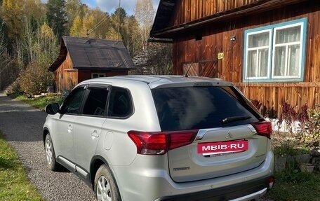 Mitsubishi Outlander III рестайлинг 3, 2015 год, 1 890 000 рублей, 8 фотография