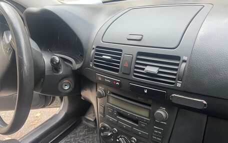 Toyota Avensis III рестайлинг, 2005 год, 680 000 рублей, 25 фотография