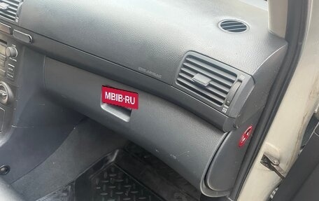 Toyota Avensis III рестайлинг, 2005 год, 680 000 рублей, 29 фотография