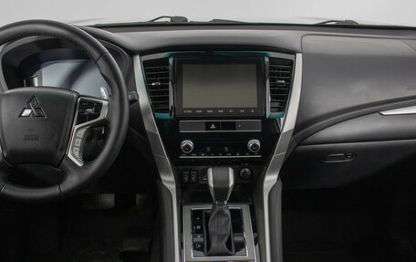 Mitsubishi Montero Sport, 2023 год, 4 740 000 рублей, 14 фотография