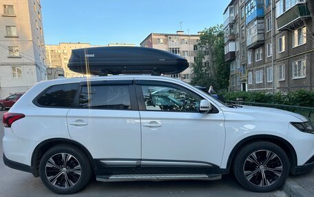 Mitsubishi Outlander III рестайлинг 3, 2019 год, 2 300 000 рублей, 2 фотография