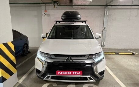 Mitsubishi Outlander III рестайлинг 3, 2019 год, 2 300 000 рублей, 4 фотография