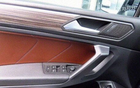 Volkswagen Tiguan II, 2023 год, 2 418 000 рублей, 10 фотография