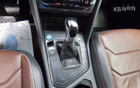 Volkswagen Tiguan II, 2023 год, 2 418 000 рублей, 9 фотография