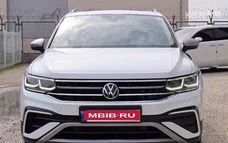 Volkswagen Tiguan II, 2023 год, 2 418 000 рублей, 2 фотография
