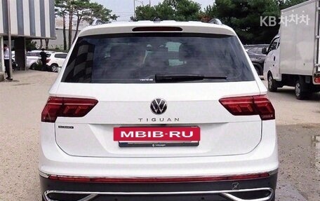 Volkswagen Tiguan II, 2023 год, 2 418 000 рублей, 4 фотография