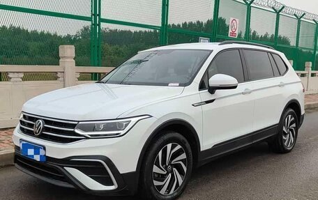 Volkswagen Tiguan II, 2022 год, 2 680 000 рублей, 1 фотография
