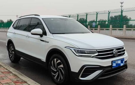 Volkswagen Tiguan II, 2022 год, 2 680 000 рублей, 3 фотография