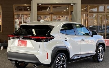 Toyota Yaris Cross, 2022 год, 1 250 000 рублей, 3 фотография