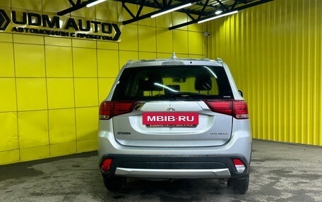 Mitsubishi Outlander III рестайлинг 3, 2017 год, 2 299 000 рублей, 5 фотография