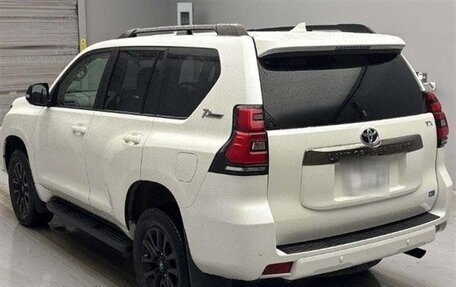 Toyota Land Cruiser Prado 150 рестайлинг 2, 2022 год, 4 450 001 рублей, 3 фотография