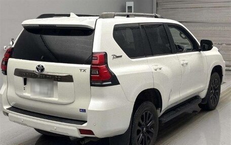 Toyota Land Cruiser Prado 150 рестайлинг 2, 2022 год, 4 450 001 рублей, 2 фотография