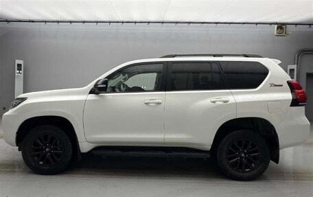 Toyota Land Cruiser Prado 150 рестайлинг 2, 2022 год, 4 450 001 рублей, 5 фотография